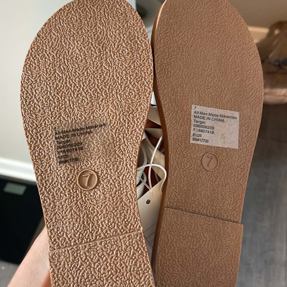 Women’s universal thread white sandals - Picture 2 of 3